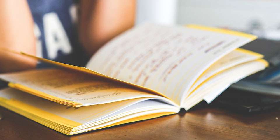 විද්‍යාලයේ සිසුන්ට හෙල්මට් ලබා දීමේ වැඩසටහන